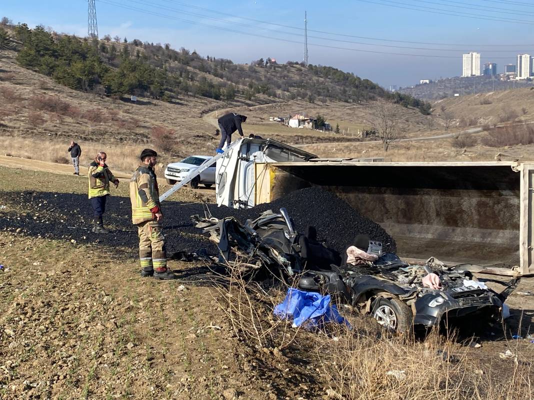 Belediyeye ait zift yüklü kamyon, kamyonetin üzerine devrildi: 3 personel öldü 1